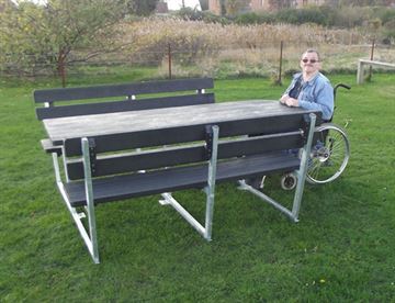 Bord/bænke system med forlænget bordplade til kørestolsbrugere - handicapvenlig
