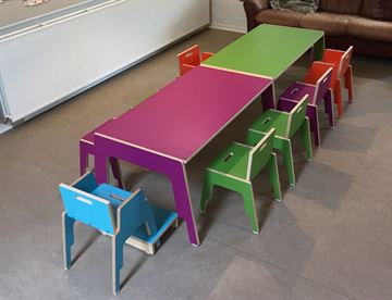 Frigg stabelbart bord og stole - pladsbesparende møbler til institutioner