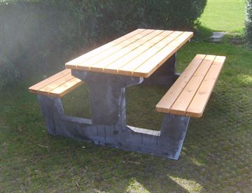 Himmerland bord/bænk med stel i beton og planker i certificeret svensk nordlandsfyr