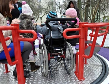 Karrusel til kørestolsbrugere - Inkluderende legeplads 