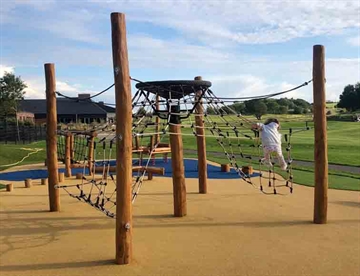 HUCK Ørnerede med robinia stolper - Little Eagles Nest - sjovt klatresystem til legepladsen