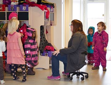 Star taburet miljø - her med t-ryg - God arbejdsstol til garderoben i børnehaver, institutioner.