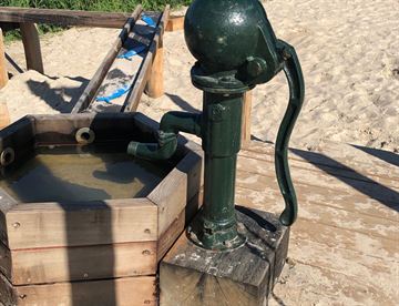 Vandleg med pumpestation, render og sand/vandkran​​​​​​​