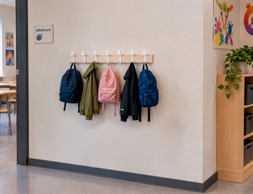 Knagerække med 7 taskekroge til indretning af garderobemiljøer 