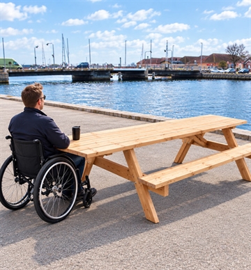 Kørestolsvenlig bord/bænkesæt model Picnic m. planker i fyr - Dansk produceret