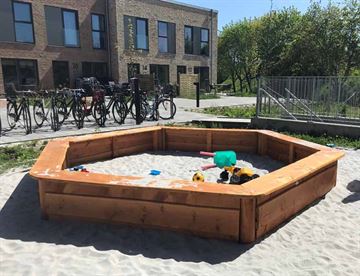 6-kantet sandkasse i Kalmar træ - perfekt til enhver legeplads med sandområde