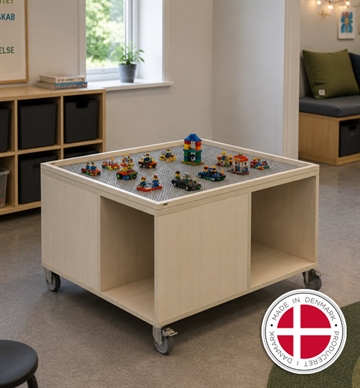 Mobilt LEGO bord med kantlister - Legebord til institutioner - Dansk produceret