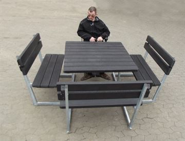 Handicapvenlig bord/bænkesæt i genbrugsplast og med 3 sæder m. ryglæn - nem adgang for kørestolsbrugere