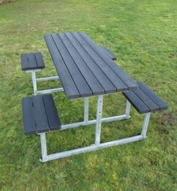 Kørestolsvenligt bord/bænkesæt med planker i genbrugsplast