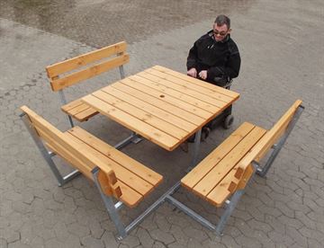 Handicapvenlig bord/bænkesæt i fyr med 3 sæder m. ryglæn - nem adgang for kørestolsbrugere