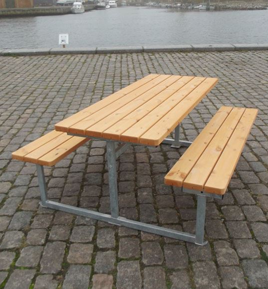 Hornslet bord-bænke system uden ryglæn og med planker i svensk nordlandsfyr
