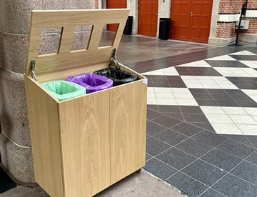 Affaldsskab m. 3 indkasthuller - GreenCare 3 affaldsmøbel i ege finer