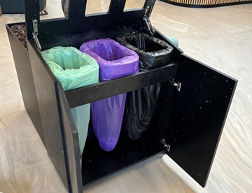 Affaldsbeholder til sortering i genanvendt plast fra IT affald 
