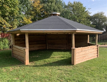 Bålhytte, Ø8 meter - her med tagpap bl.a.