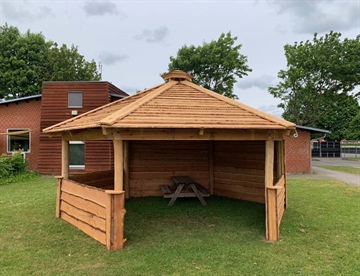 Bålhytte i naturmaterialer, Ø6 meter -  vedligeholdelsesvenlig, slidstærk og indbydende løsning