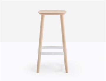 Babila barstol H 68 cm fra Pedrali - Her i lys valnød og med hvid fodstøtte (pulverlakeret)