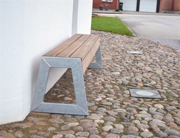 Tergo Ada plint i dansk design - Smart bænk med planker i hårdttræ
