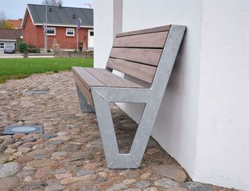 Tergo Victory bænk i dansk design - Smart bænk med planker i hårdttræ og stålprofil