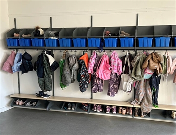Fleksibel børnegarderobe i stål, her hos én af vores kunder børnehave og SFO