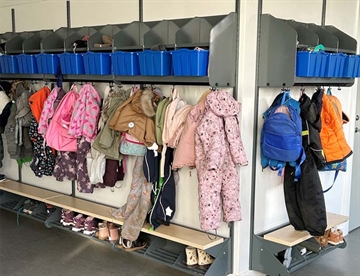 Fleksibel børnegarderobe i stål, her kombination C brugt til børnehave og SFO
