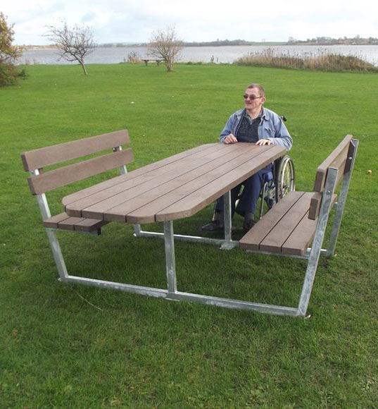 Handicapvenlig bord/bænke sæt med forlænget bordplade - vælg imellem bord/bænk til én eller to kørestolsbrugere