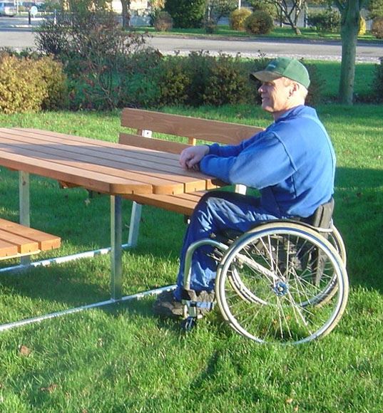 Bord/bænke system med forlænget bordplade til kørestolsbrugere - handicapvenlig