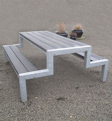 Rustikt bord-bænkesæt model Rosenholm M m. kraftige stålgavle og planker i genbrugsplast