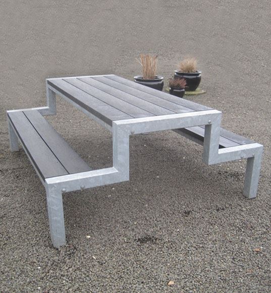 Rustikt bord-bænkesæt model Rosenholm M m. kraftige stålgavle og planker i genbrugsplast
