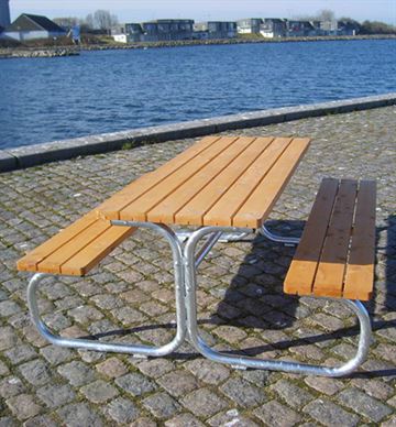 Stege bord-bænkesæt uden ryg og med planker i svensk nordlandsfyr