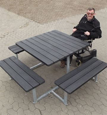 Handicapvenlig bord/bænkesystem uden ryglæn og med planker i genbrugsplast  -  nem adgang for kørestolsbruger