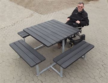 Handicapvenlig bord/bænkesæt i genbrugsplast og med 3 sæder u. ryglæn - nem adgang for kørestolsbrugere