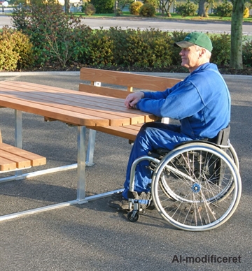 Handicapvenlig bord/bænkesæt m. forlænget bordplade til kørestolsbrugere, planker i fyr