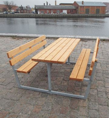 Bord-bænkesæt model Faxe med ryglæn og planker i svensk nordlandsfyr