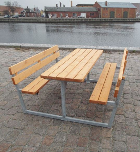 Bord-bænkesæt model Faxe med ryglæn og planker i svensk nordlandsfyr