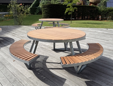 Cirklen bord/bænkesæt - Flot rundt bord -og bænkesæt m. galvaniseret stel og mahogni lister