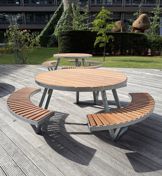 Cirklen - rundt bord/bænkesæt med stel galvaniseret stål og mahogni lister