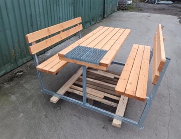 Dobbelt grillrist, her placeret i ene ende af bordpladen 