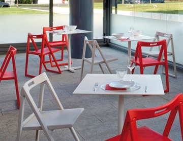 Enjoy klapstol fra Pedrali - kan bruges både indendørs og udendørs