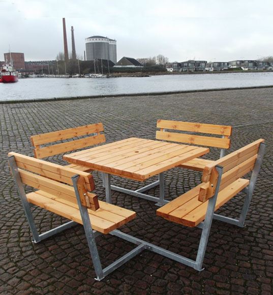 Firkantet bord-bænkesæt model Hornslet med 4 bænke m ryglæn - planker i svensk nordlandsfyr