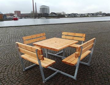 Firkantet bord-bænkesæt model Hornslet med 4 bænke m ryglæn - planker i svensk nordlandsfyr