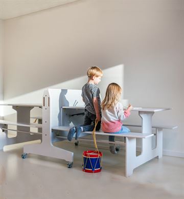 Foldebord / dobbeltsidet klapbord med integrerede bænke og flytbar væg - linoleum