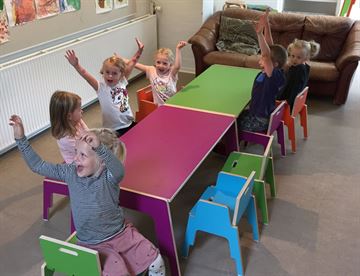 Stabelbare bord og stole til børn - institutionsmøbler