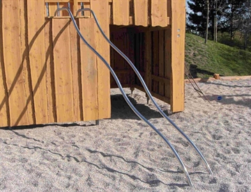 Glidestænger til legepladsen, sjovt alternativ til almindelig rutsjebane