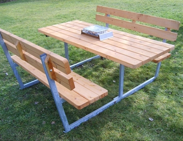 Grillholder til engangsgrill til montering på bord/bænkesæt