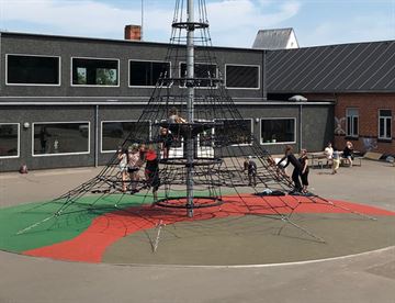 Faldunderlag til legeområde i "flydende gummi" - Gummibelægning i genbrugsmateriale.