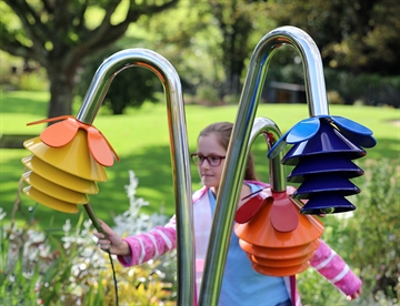 Lydskulptur til inkluderende uderum - Harmony Bells Musikblomster