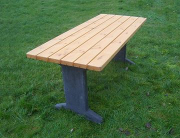 Himmerland bord i beton og med planker i fyr