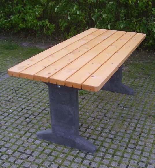 Himmerland bord med beton gavle og planker i certificeret fyr