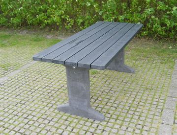 Himmerland bord med beton gavle og planker i genbrugsplast - sort