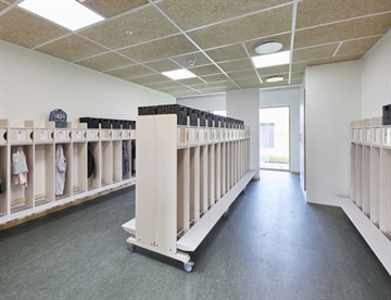 Inspiration - Garderobemiljø med fritstående børnegarderobe m. hjul